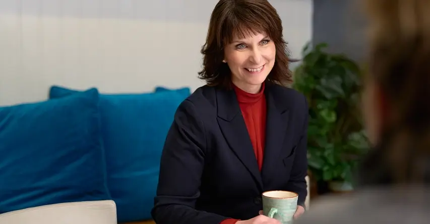 Nancy med kaffekopp